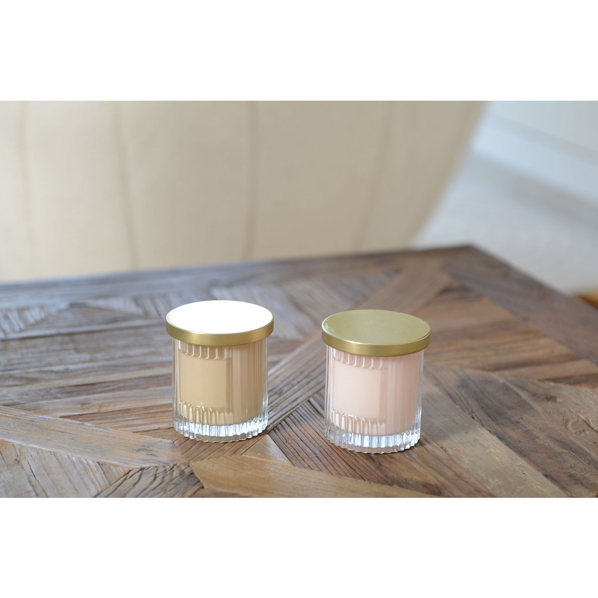 Aulica roze kaars met gouden hoes - kokosparfum 7,5x7,5x9cm