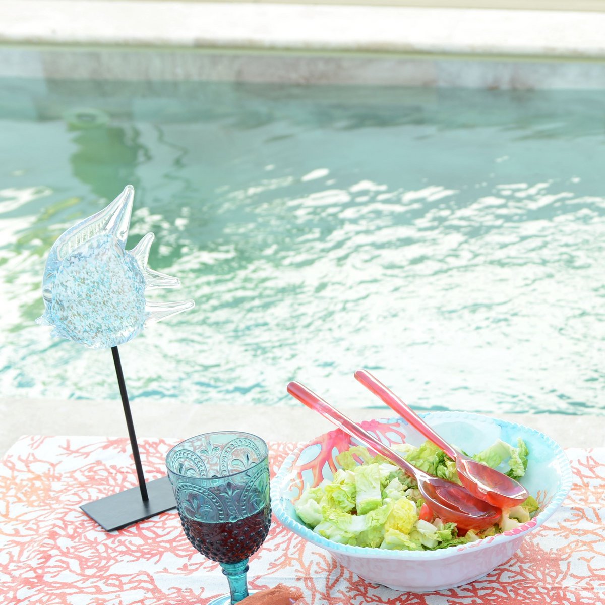 Decoratief blauwe glazen vis op metalen voet