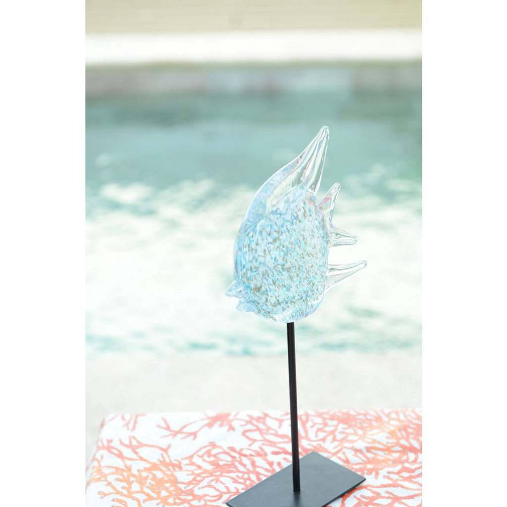 Decoratief blauwe glazen vis op metalen voet
