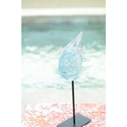 Decoratief blauwe glazen vis op metalen voet