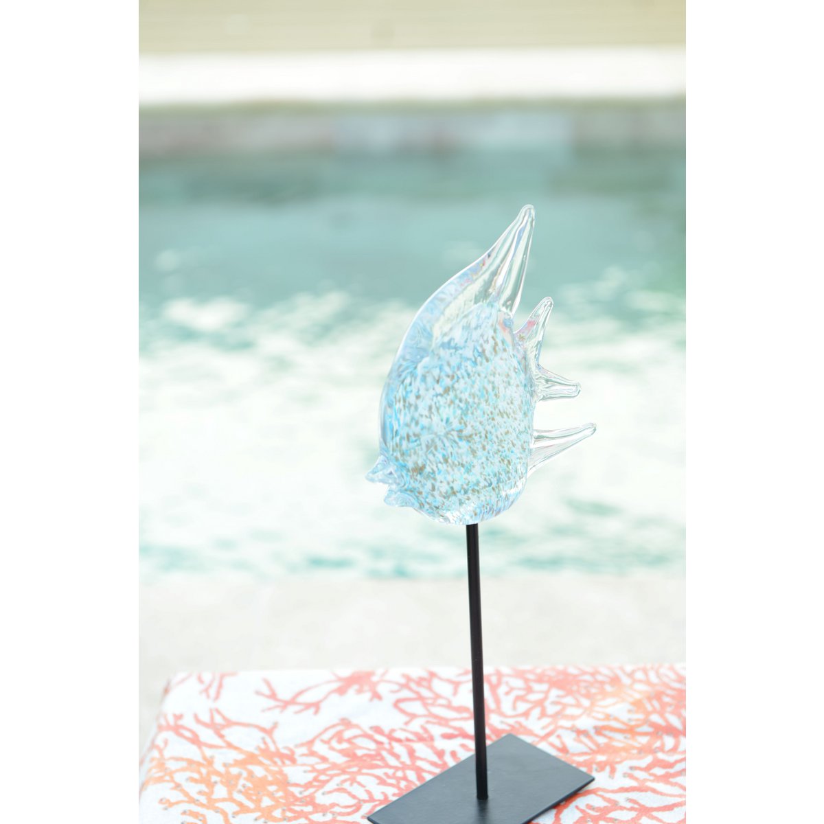 Decoratief blauwe glazen vis op metalen voet